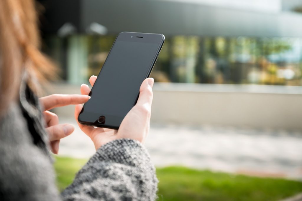 Expat using a mobile app to navigate relocation and integration in Berlin