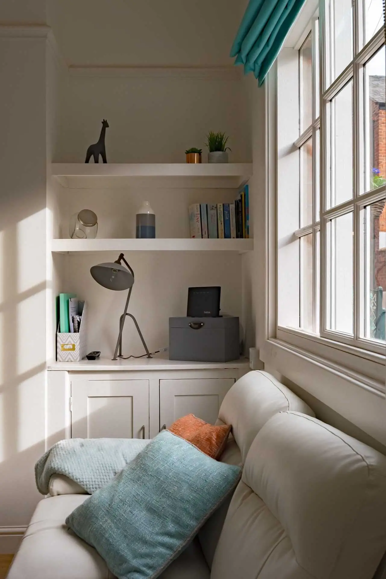 An apartment in Berlin with a "For Rent" sign, symbolizing the competitive housing market.