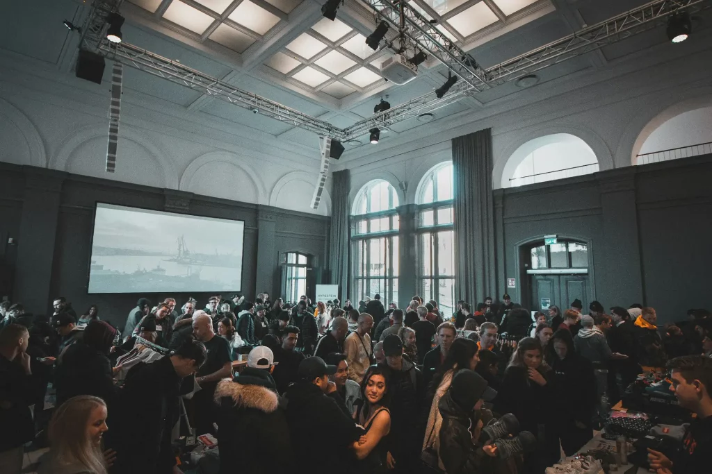 Expats networking at a Berlin cafe