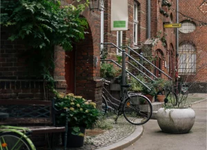 Map of Berlin neighborhoods with icons representing different lifestyles and personalities