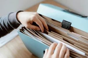 Expats learning about employee rights in Germany at a coaching session
