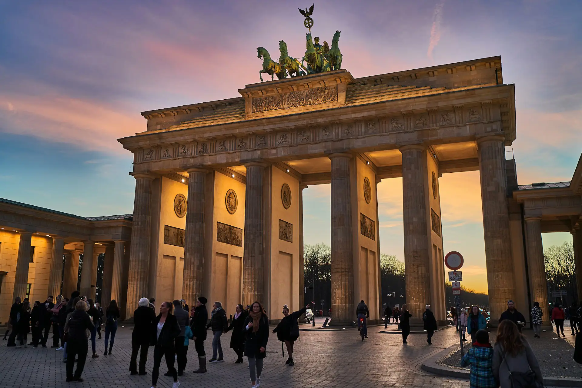 Expat registering address at Bürgeramt in Berlin with required documents